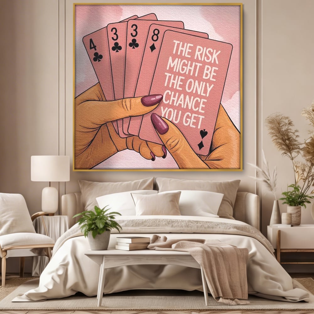 Tablou canvas cu ilustratie cu maini tinand carti de joc, in rama de aluminiu auriu, pe perete intr-un dormitor